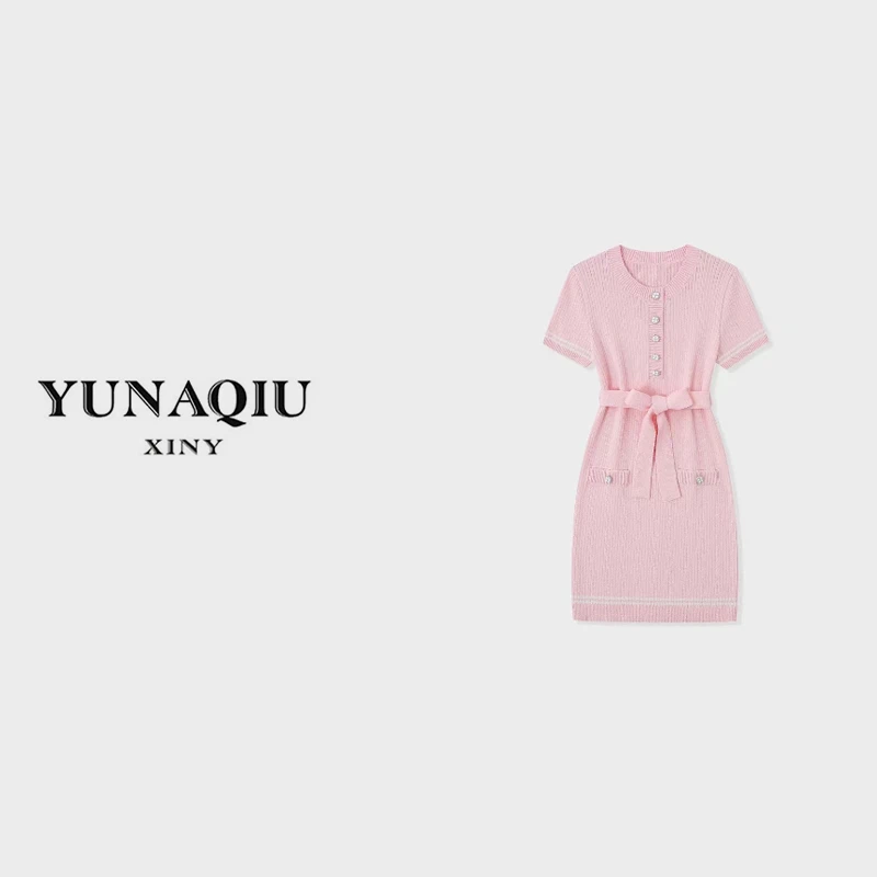 YUNAQIU夏季休闲时尚百搭樱花粉双口袋单排扣针织连衣裙-8276