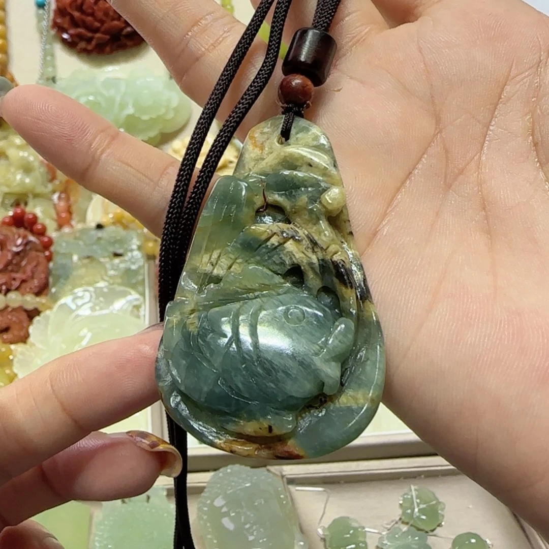 未镶嵌蛇纹石玉吊坠