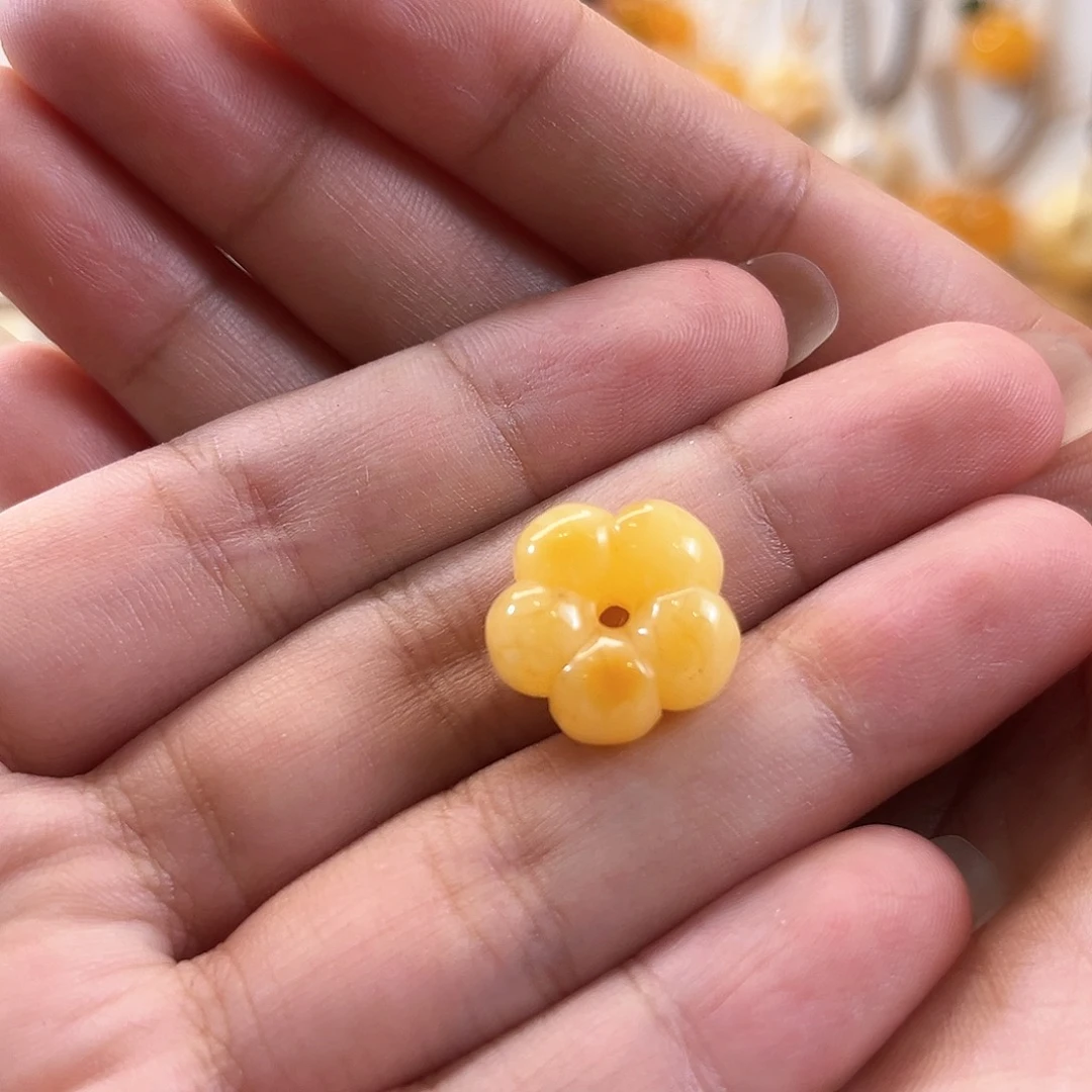 未镶嵌颈饰蜜蜡悠*焦皮白花奶橘橘带沁色浓蜡五瓣花小挂坠