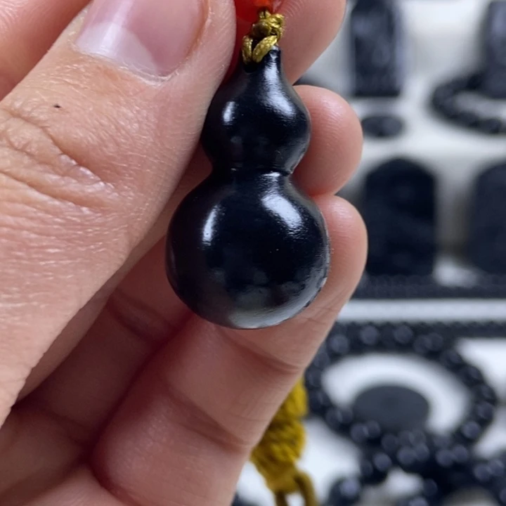 和田玉（墨玉）未镶嵌颈饰葫芦