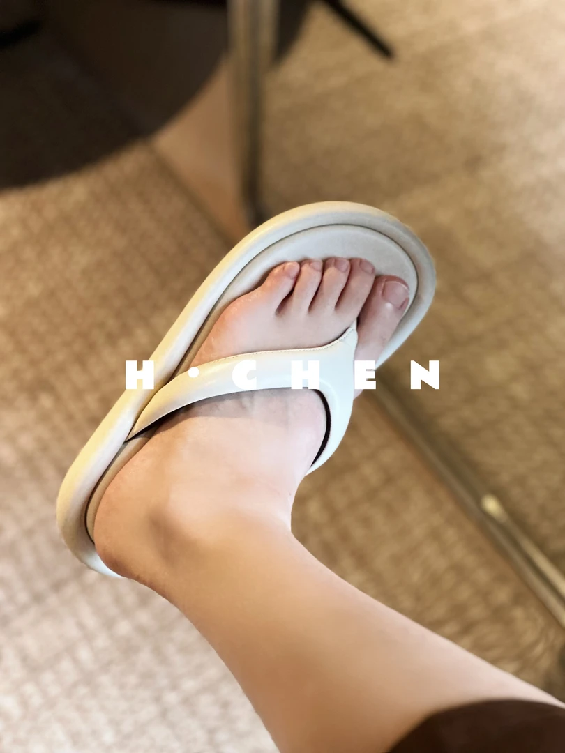 H.Chen-厚底夹脚泡泡休闲外穿圆头平底拖鞋人字拖