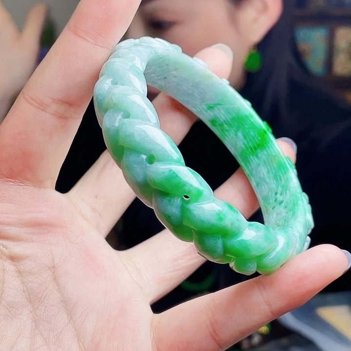 翡翠未镶嵌颈饰多样性60.9