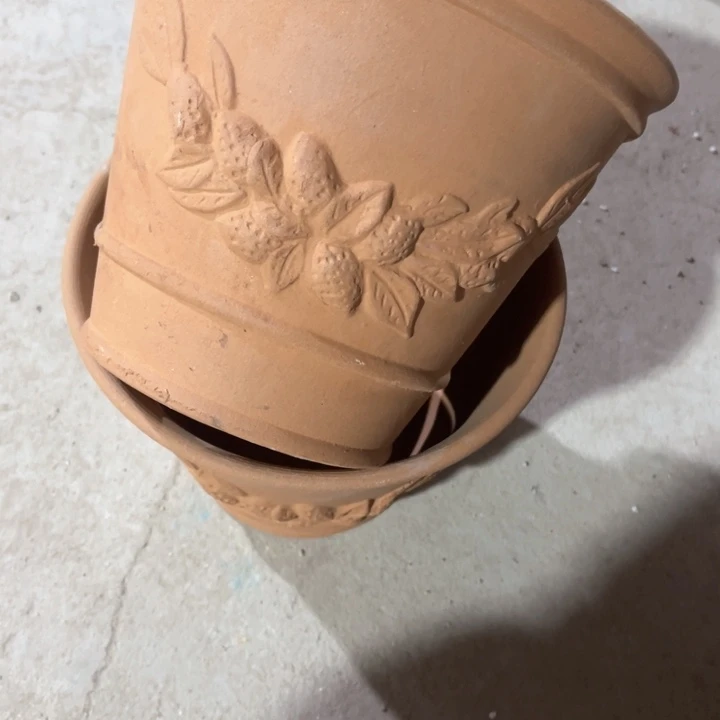 紫砂口径22高度18两只小瑕疵