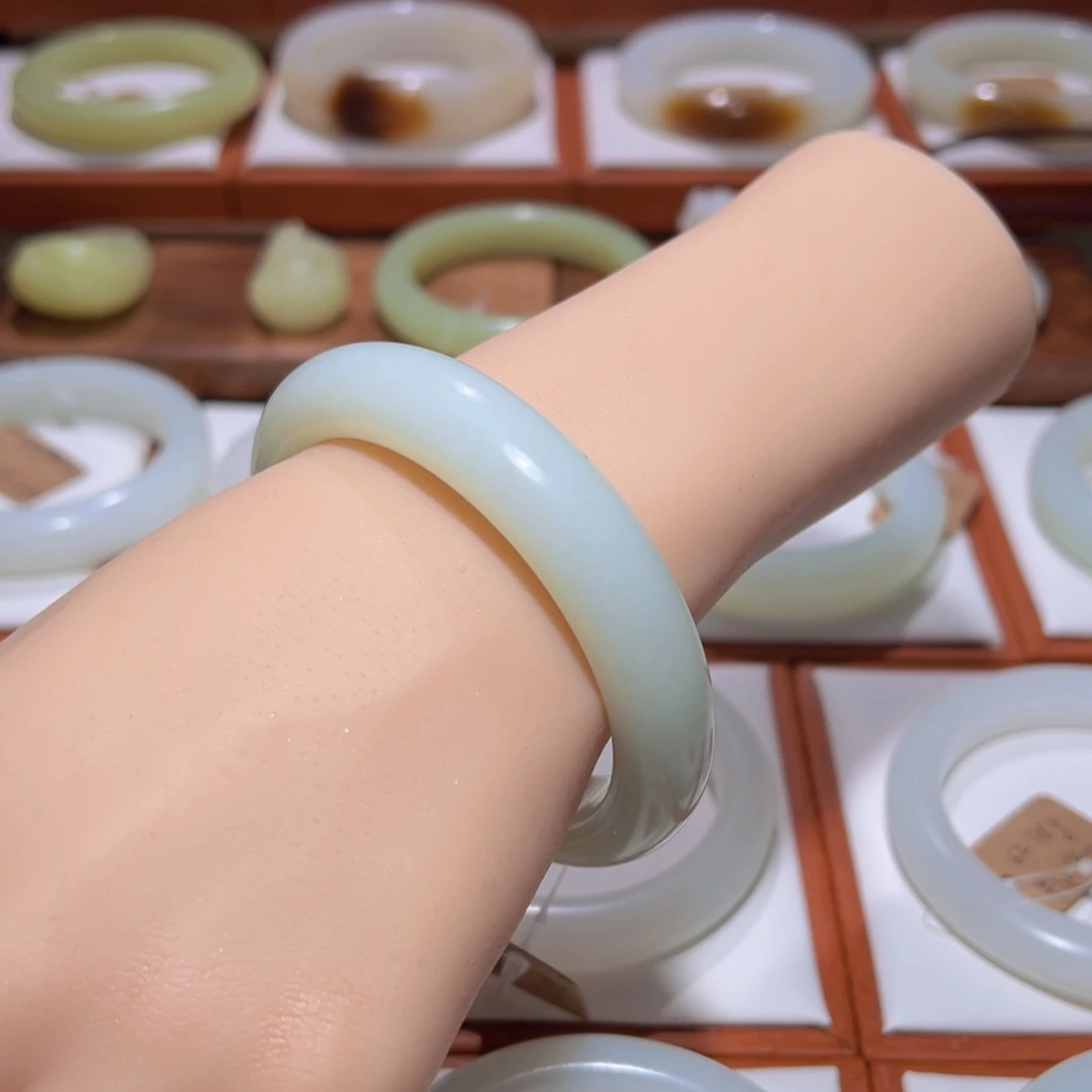 和田玉（青白玉）手镯未镶嵌