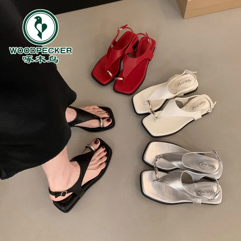 啄木鸟复古一字扣夹脚平底套趾凉鞋女外穿2025夏新款软底罗马凉鞋
