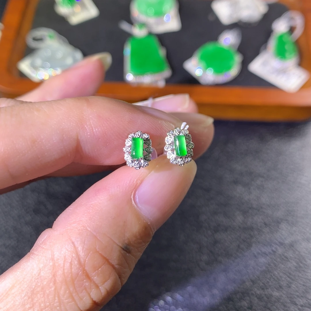 18K金镶嵌翡翠耳饰翡翠
