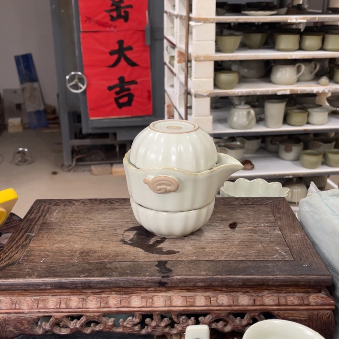 瓷片月白金鱼快客杯