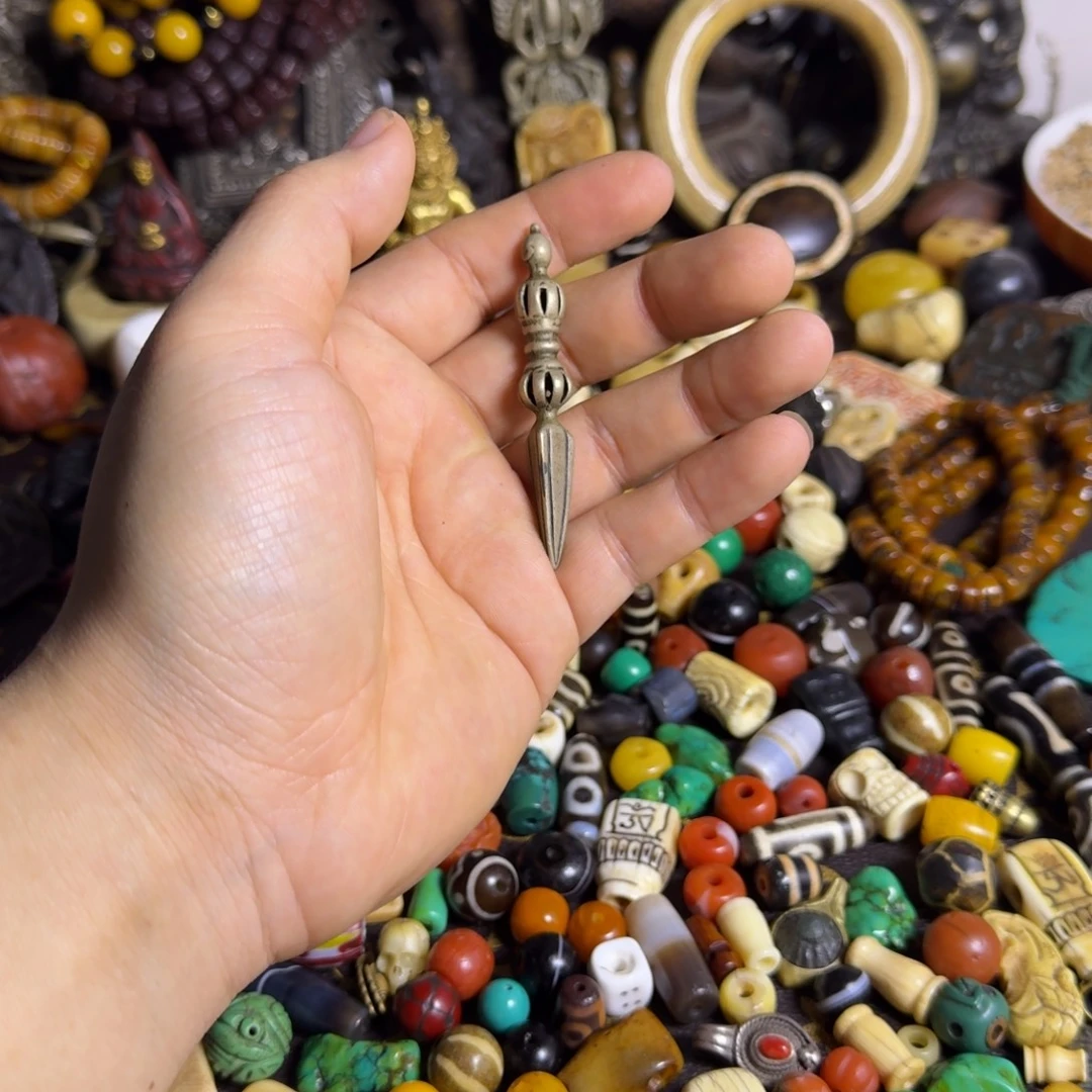 颈饰琉璃托甲如图