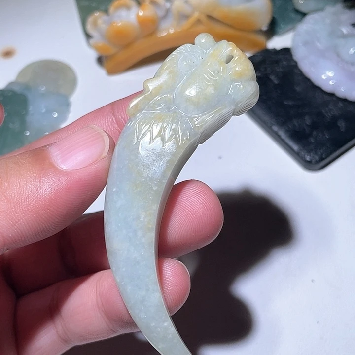 翡翠未镶嵌颈饰龙牙