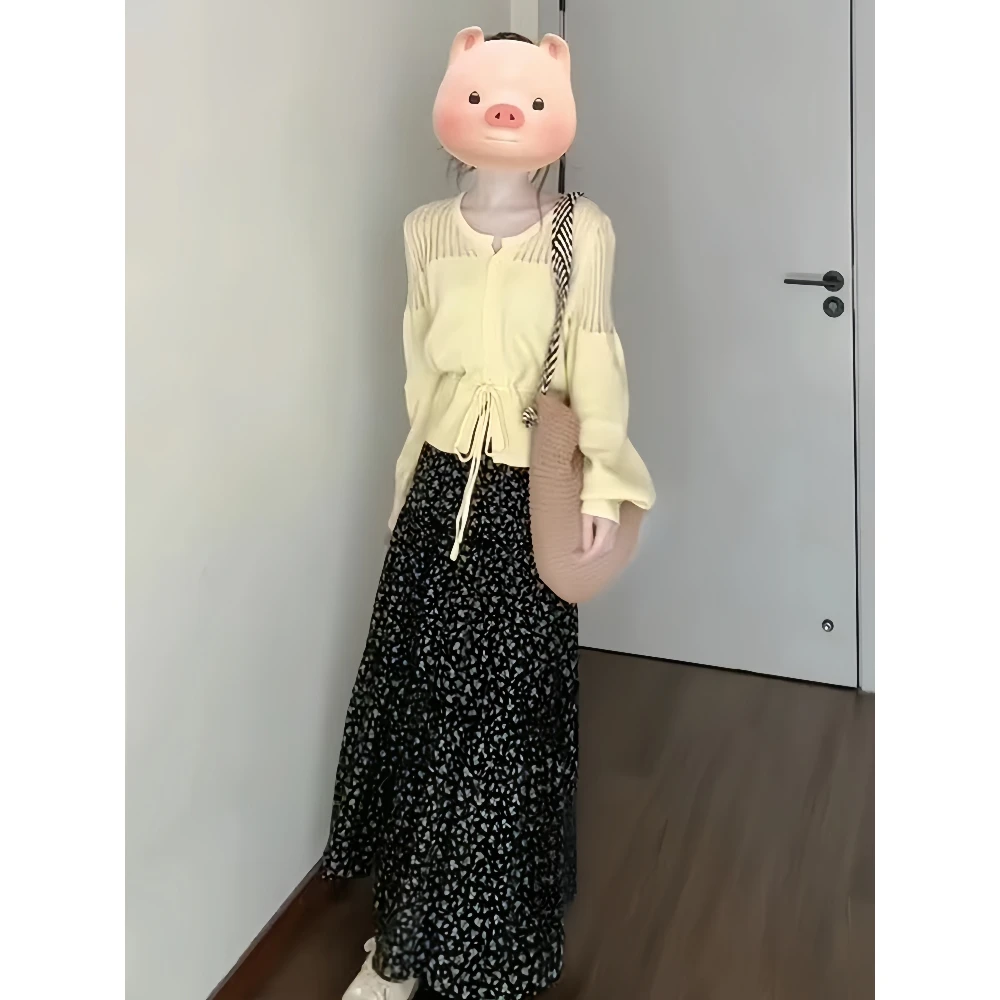 2025超火早秋韩系穿搭一整套黄色镂空毛衣开衫碎花半身裙两件套装