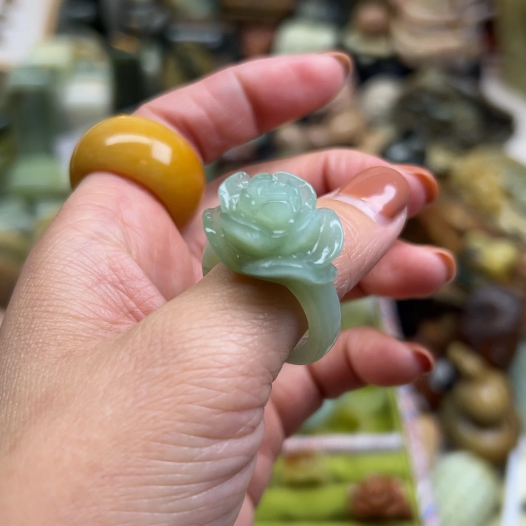 岫玉未镶嵌颈饰兰花戒指19.8有瑕