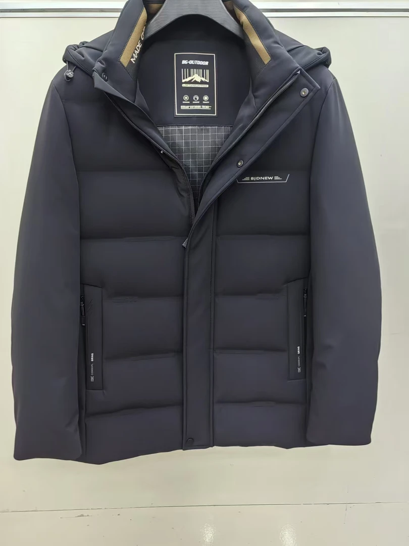 中长款羽绒服：可拆卸帽中长羽绒服、适合中老年
