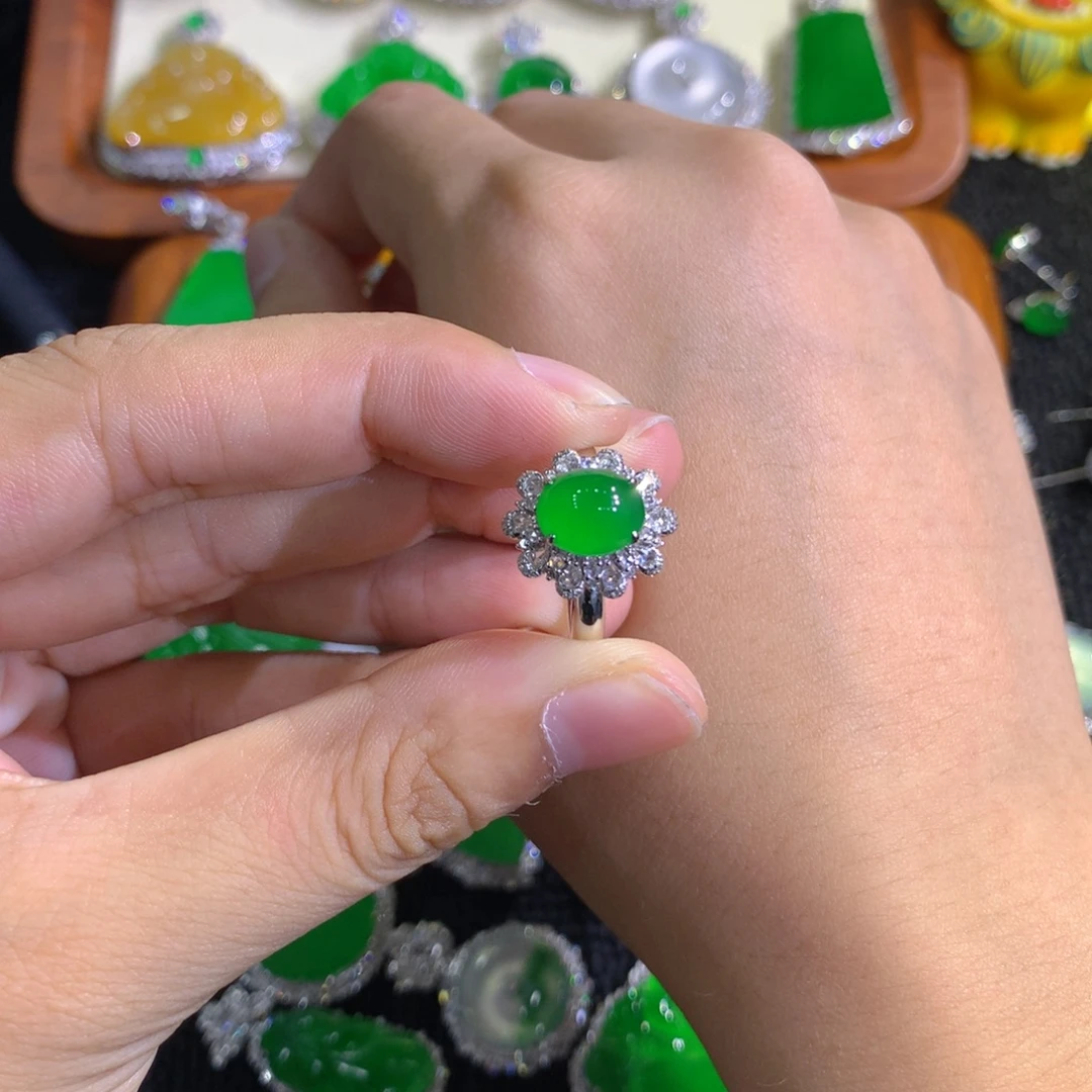 翡翠18K金镶嵌戒指888888