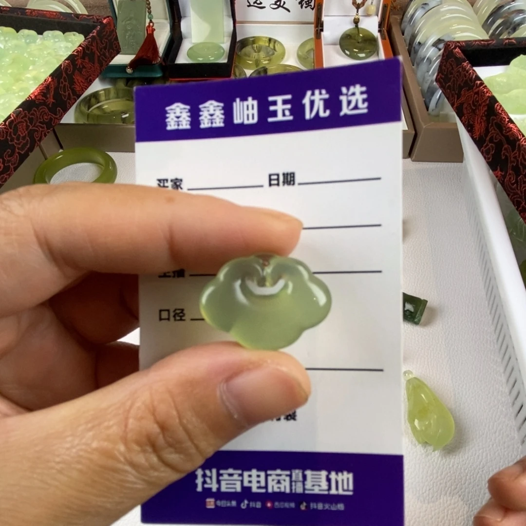 未镶嵌蛇纹石玉颈饰