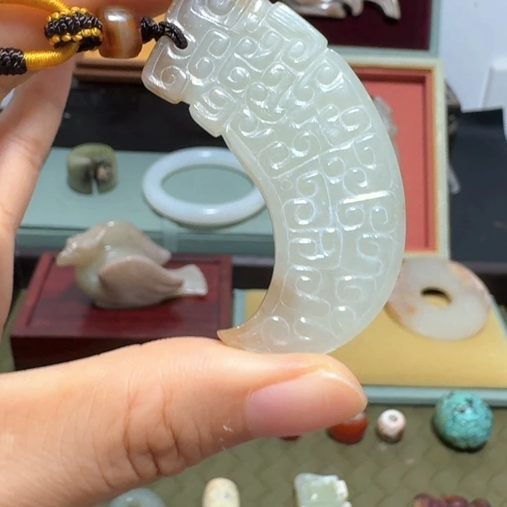 三***行颈饰未镶嵌和田玉