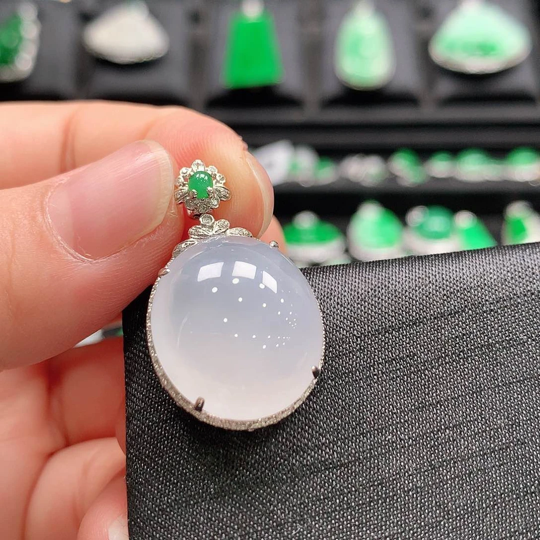 翡翠18K金镶嵌颈饰蛋面