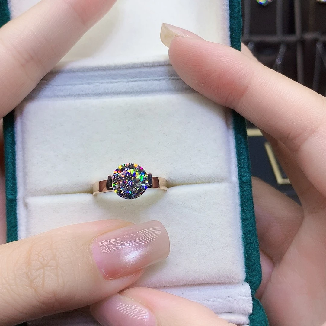 18K金镶嵌合成碳硅石（莫桑石）戒指/指环漫**书