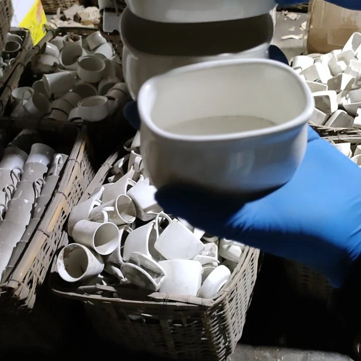 摆件盘子碗茶壶啥都有