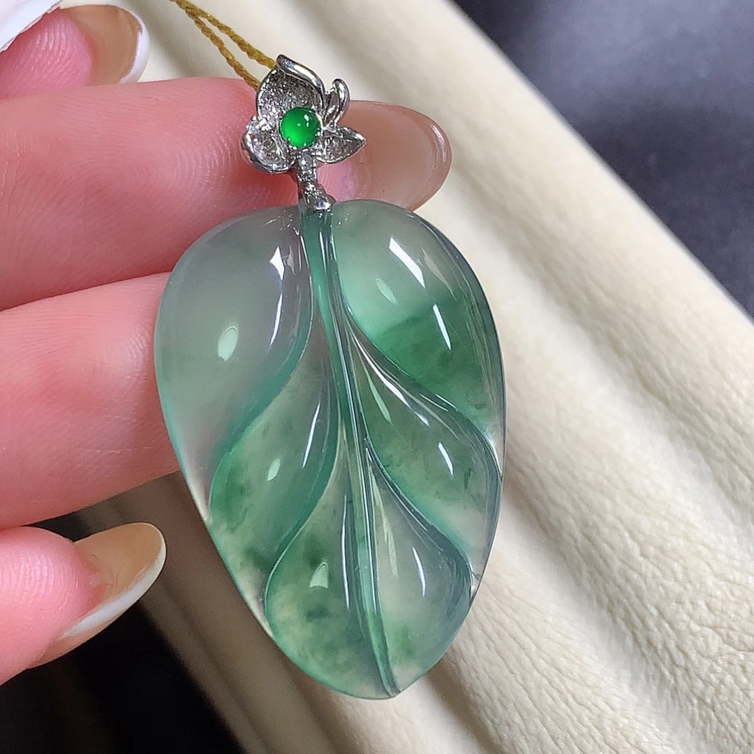 翡翠18K金镶嵌颈饰叶子