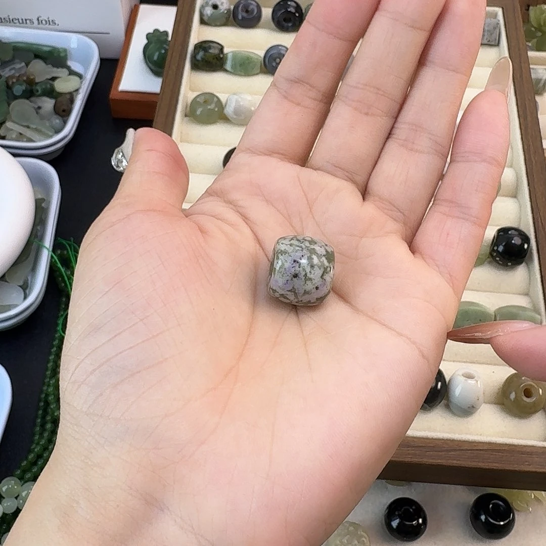 涵***姐和田玉未镶嵌颈饰