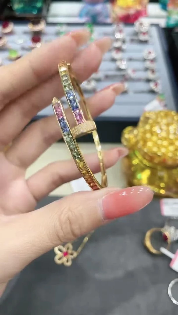 18K金镶嵌彩色蓝宝石手镯钉子款