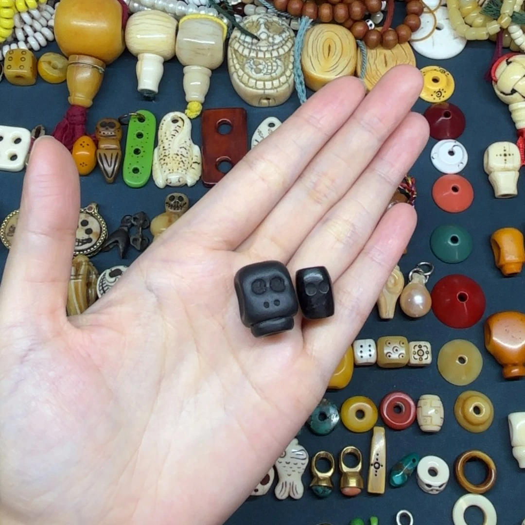 ·****出配饰和饰品上均饰精美精致图案