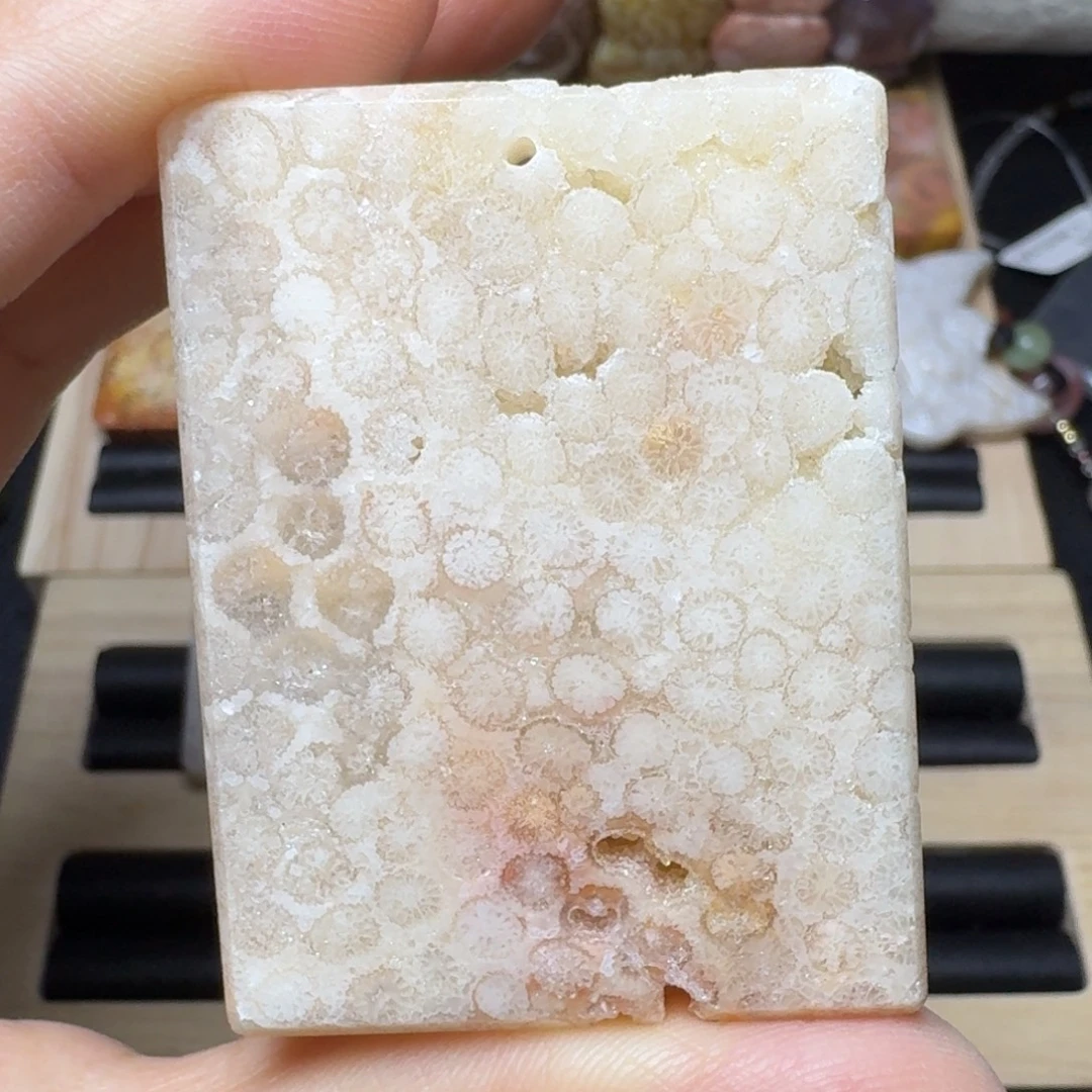 未镶嵌爆闪的一盘糖硅化玉