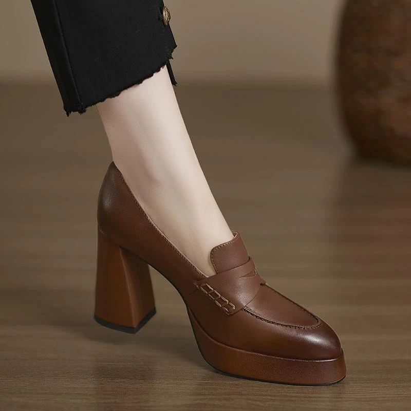 修悦女鞋9.5cm头层牛皮尖头新款一脚蹬乐福鞋高跟单鞋棕色小皮鞋