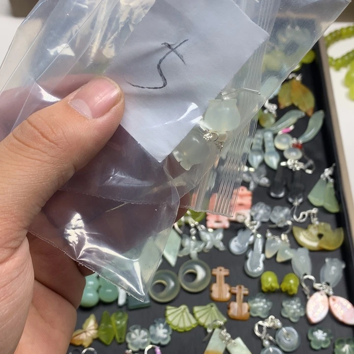 蛇纹石玉耳钉足银镀金镶嵌媛***_