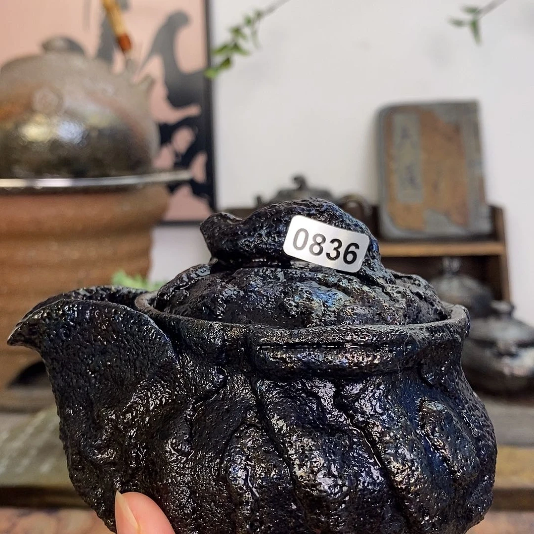 王***生荥经黑砂馒头窑手抓壶