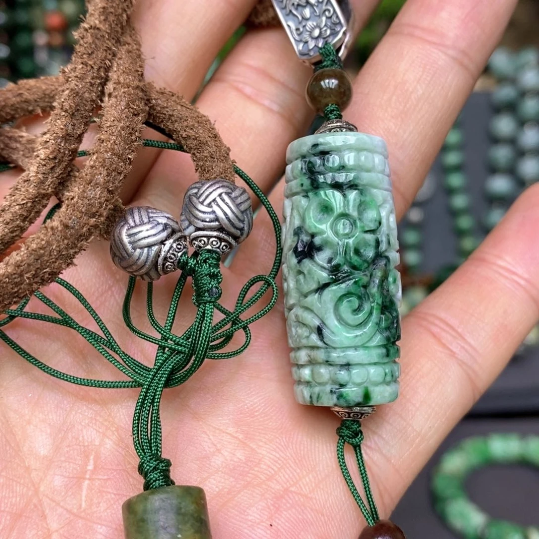 翡翠颈饰未镶嵌漂亮美眉