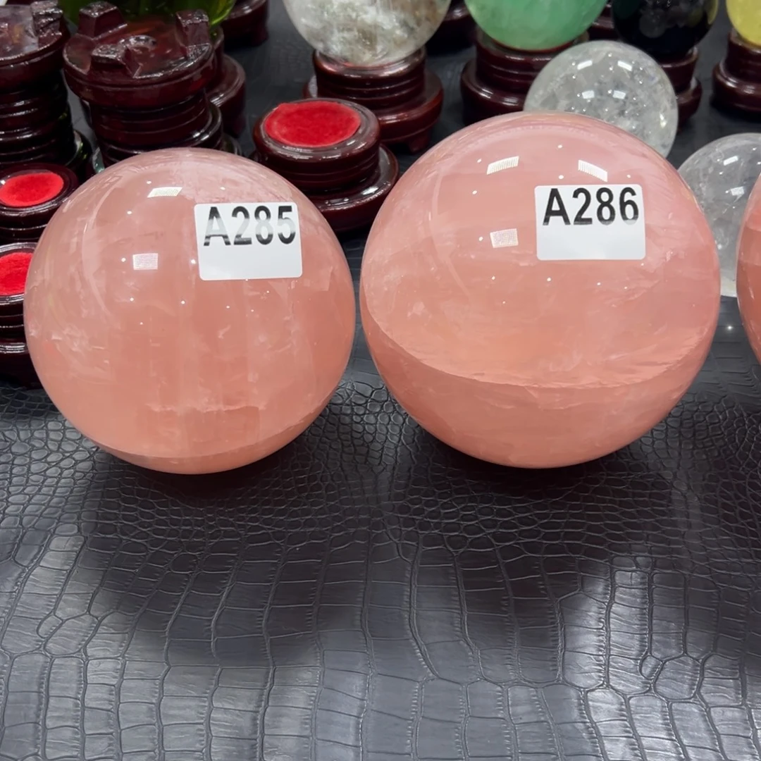 成***法石材天然粉水晶球2个