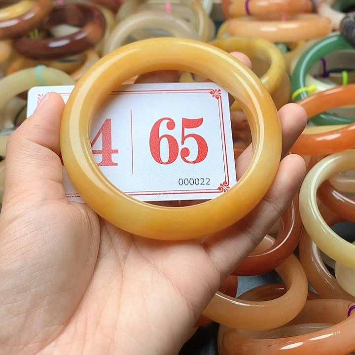 未镶嵌石英质玉（黄龙玉）手镯