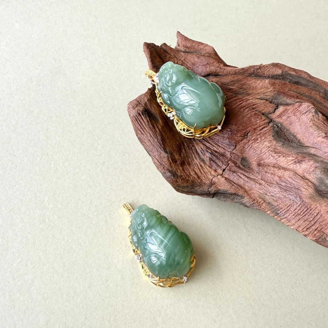 【小宝珠宝】22 T96025-18K金镶嵌和田玉吊坠-多样性发一件-31*19mm