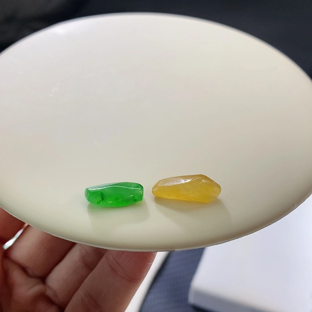 翡翠挂件未镶嵌扬**?一对裸石买断价