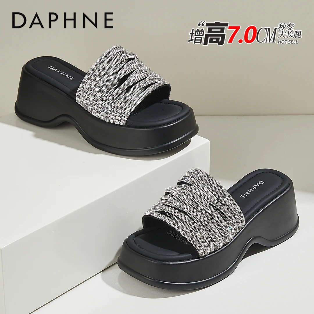 达芙妮气质坡跟水钻一字拖女夏外穿2025新款7CM增高显腿长凉拖鞋