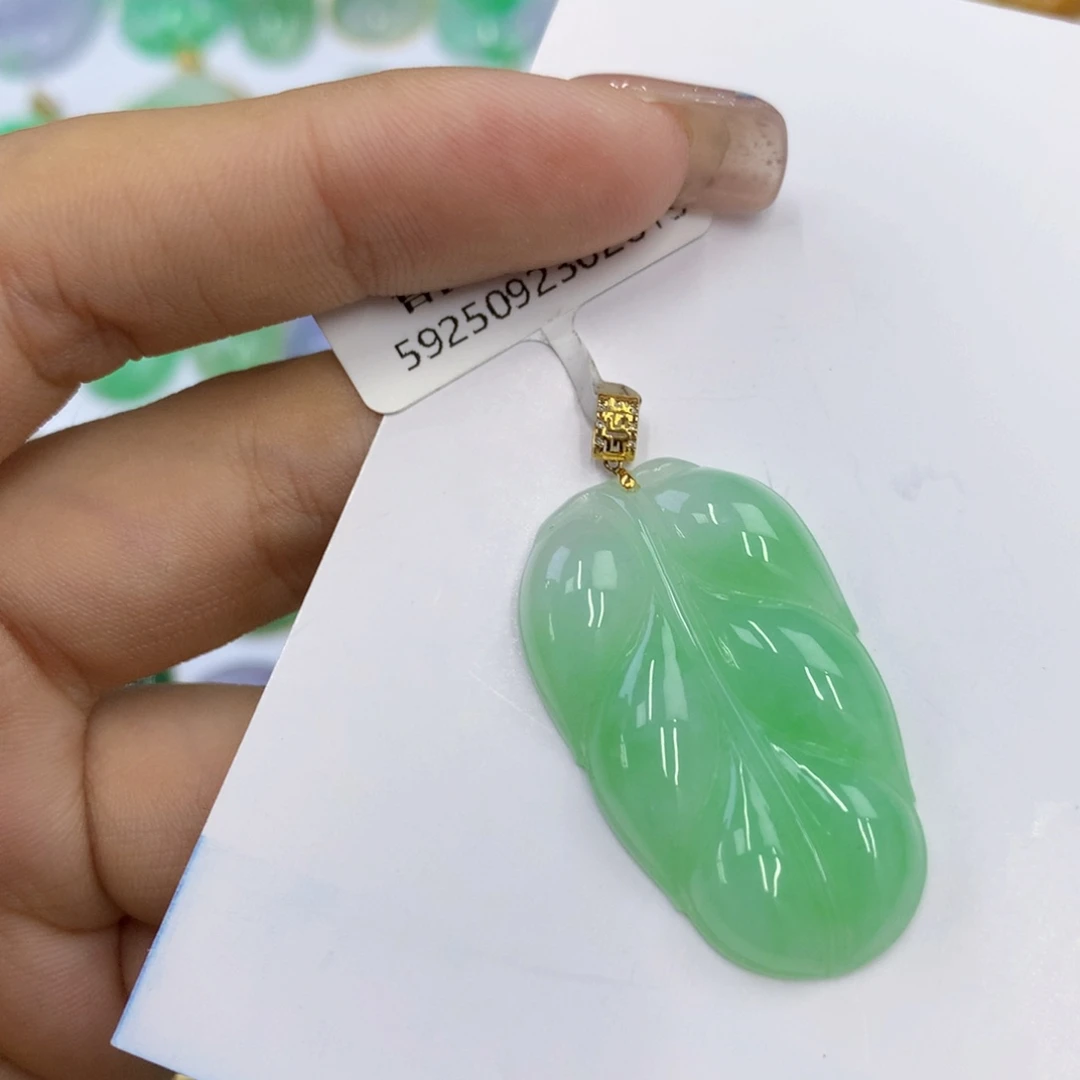 翡翠18K金镶嵌颈饰翡翠