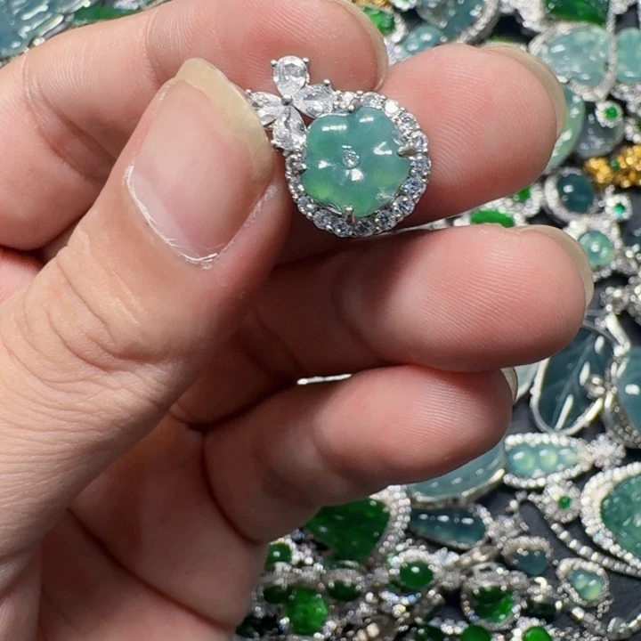 翡翠未镶嵌颈饰天然A货翡翠放漏