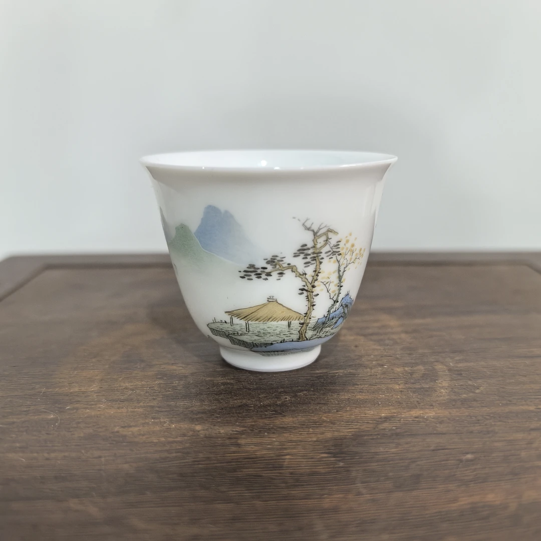 景德镇粉彩山水主人杯。高4.5公分杯口宽5.5公分。