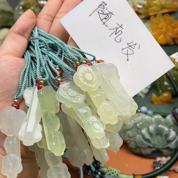 蛇纹石玉吊坠合金