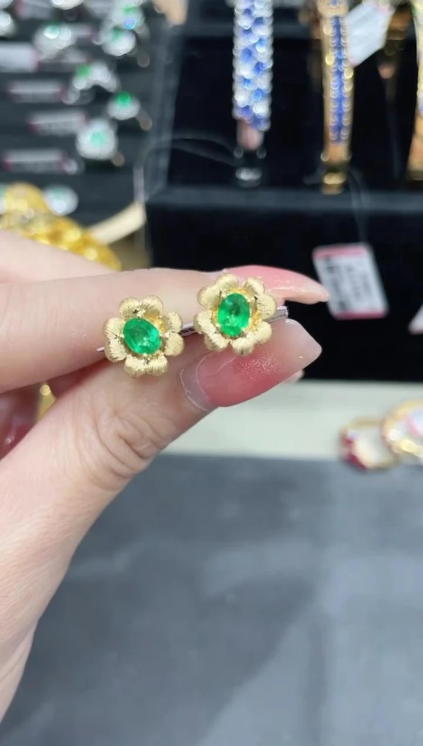 18K金镶嵌祖母绿耳饰花朵款