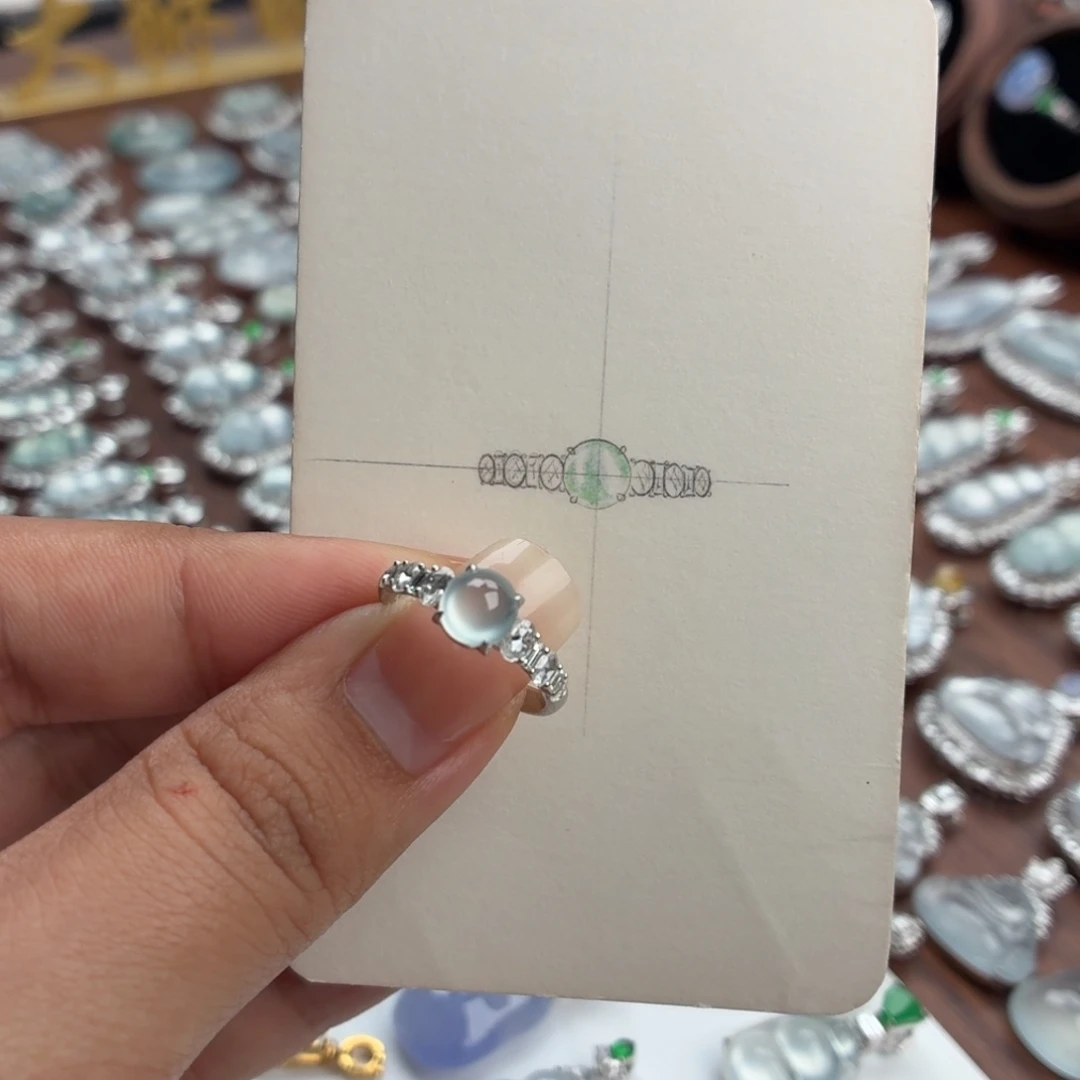 翡翠18K金镶嵌颈饰晴色蛋面尾戒