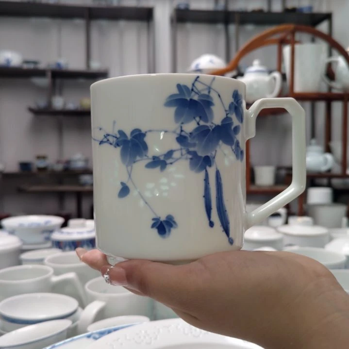 瓷手绘硕果马克杯一个。