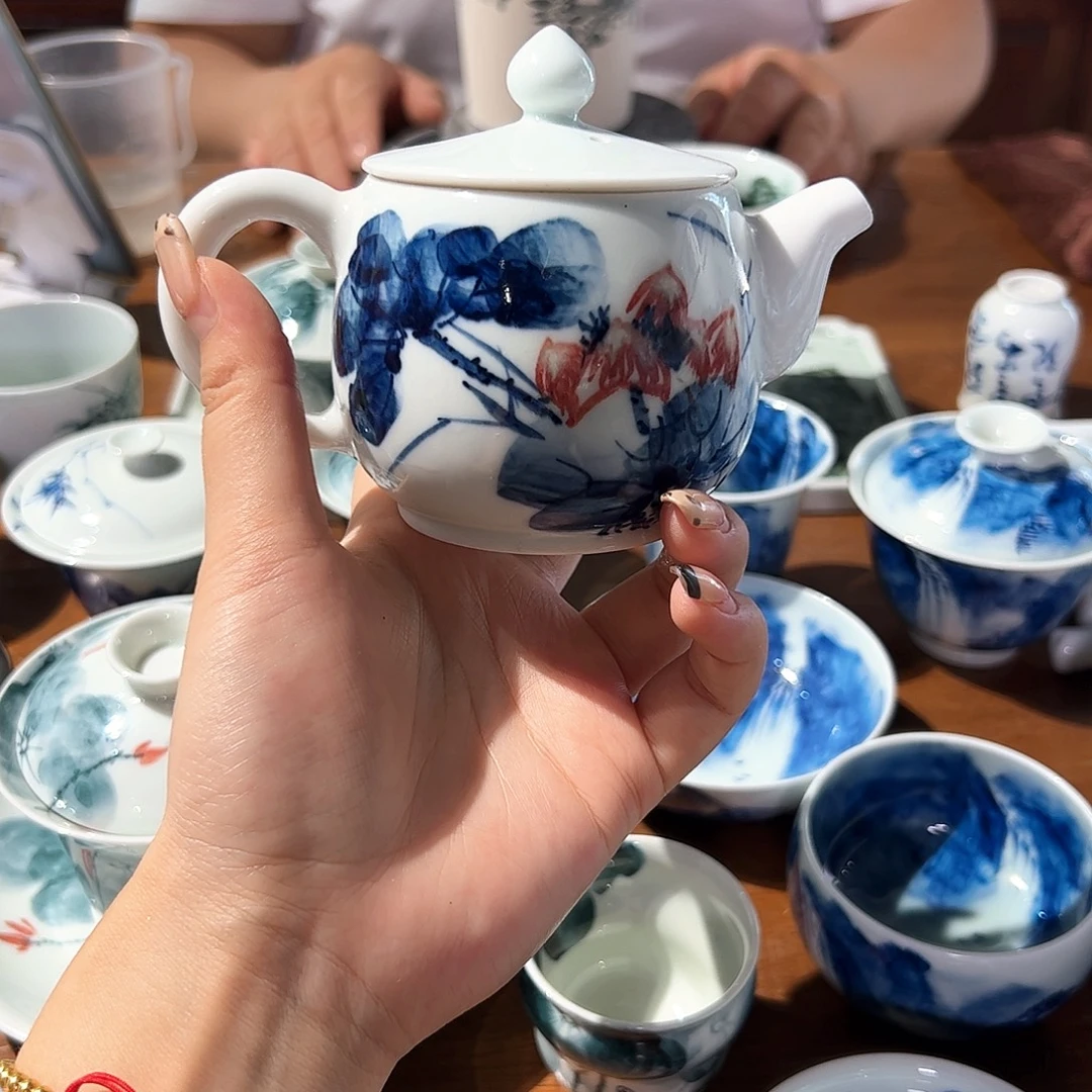 青花手绘荷花壶陶瓷