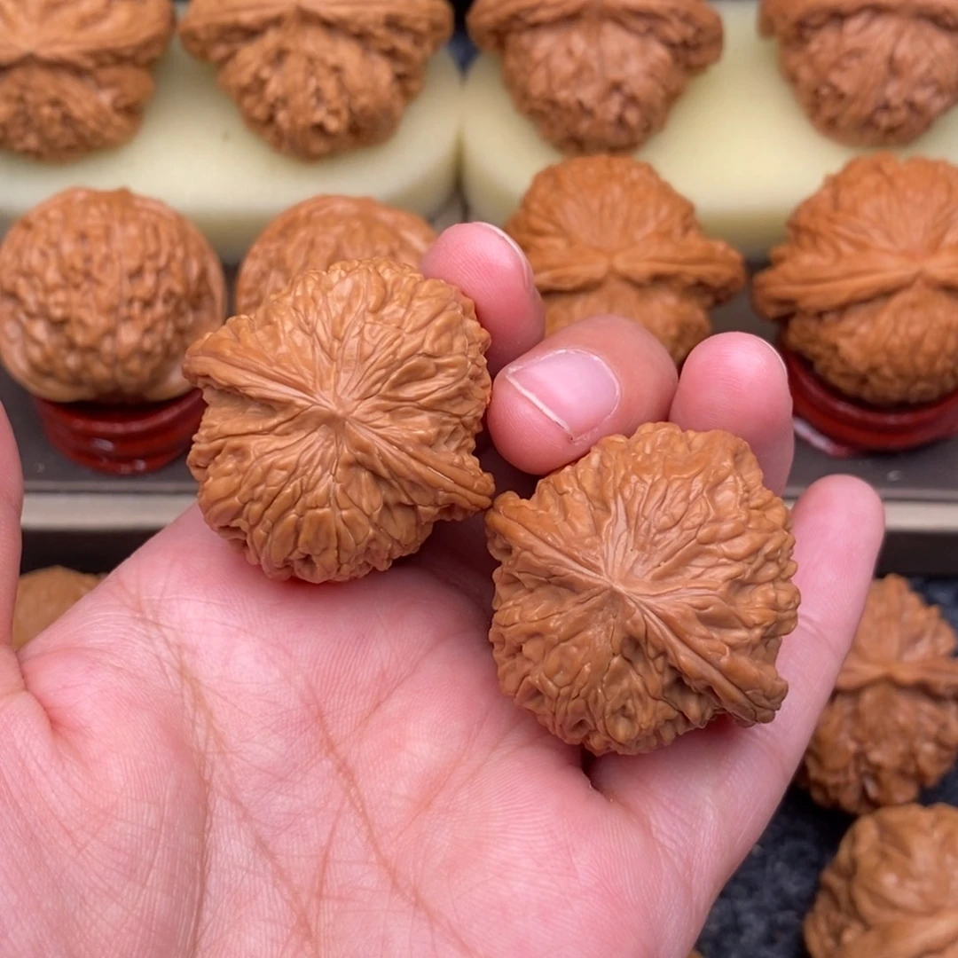 文玩核桃把件野生红皮正磨34