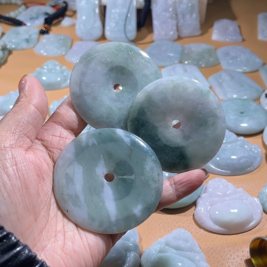 翡翠未镶嵌颈饰平安扣三个，微瑕