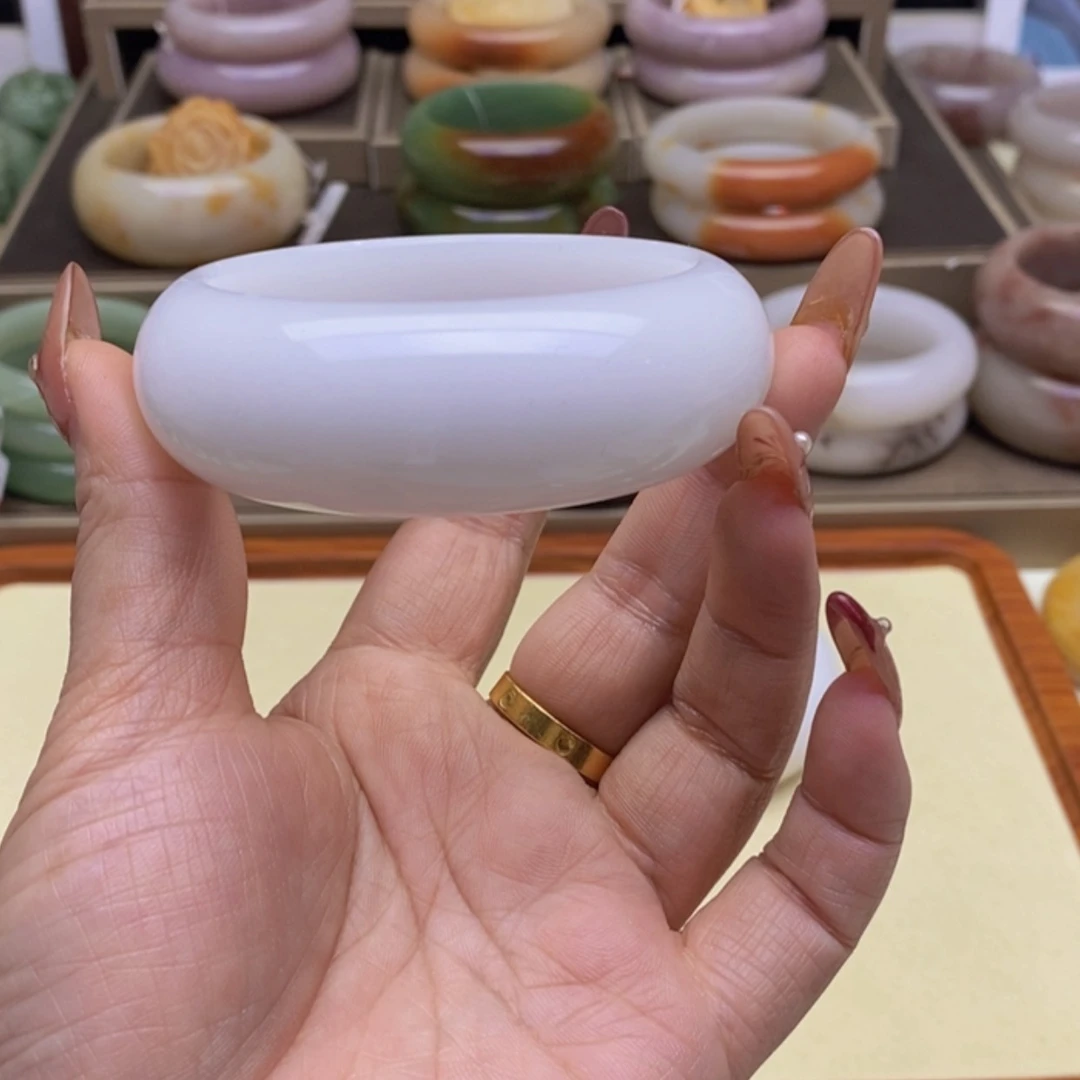 【闪购商品】石英质玉手镯未镶嵌朝*