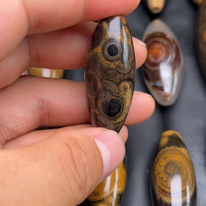 四***望石英质玉未镶嵌颈饰