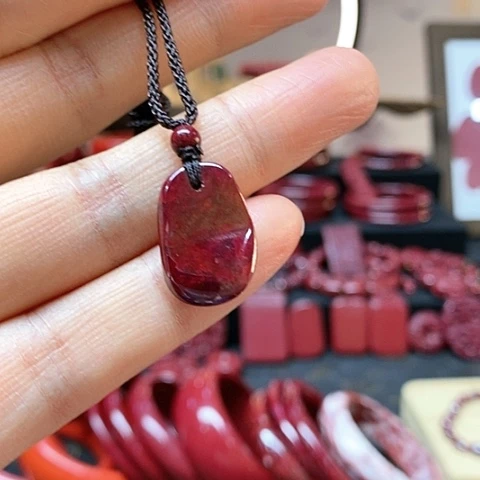 天然辰砂原矿晶体随形吊坠