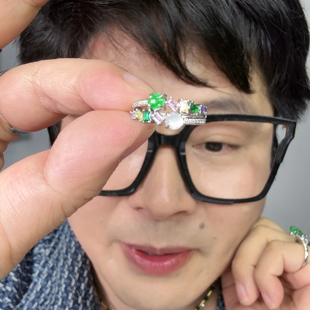 翡翠未镶嵌颈饰一件